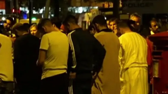 شمالی لندن میں ایک وین مسجد سے نکلنے والے لوگوں پر چڑھ دوڑی۔ پولیس کا کہنا ہے کہ اس واقعے میں ایک شخص ہلاک اور کم از کم دس زخمی ہوئے ہیں۔