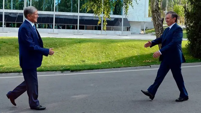 Президентлар Шавкат Мирзиёев (ўнгда) ва Алмазбек Атамбаев (чапда).