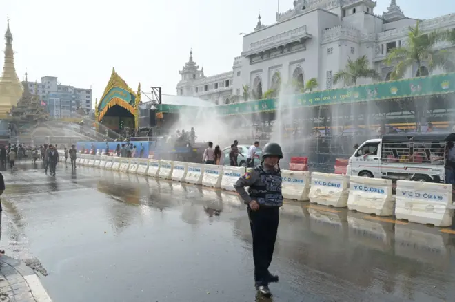 ရန်ကုန်မြို့တော် ခန်းမ ရေကစားမဏ္ဍပ် 