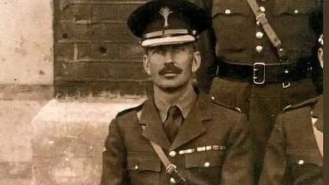 أُسر واقتيد إلى معسكر أسرى الحرب في واربورغ في وسط ألمانيا