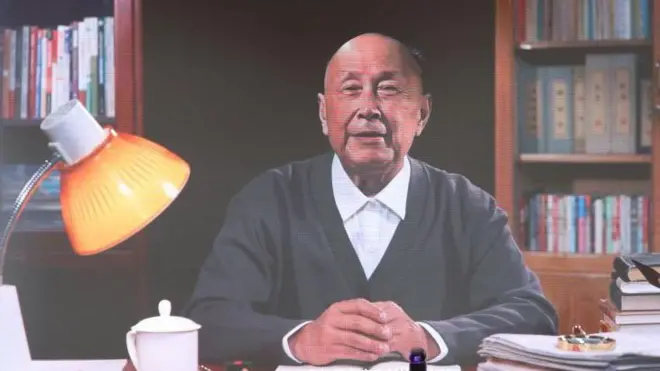 جین یونگ، عضو آکادمی مهندسی چین، در جریان کنفرانس سالانه وب آینده اینترنت با نسخه دیجیتال چن شیسن، دانشمند برجسته چینی، گفتگو میکند