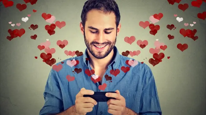 Hombre enviando mensaje