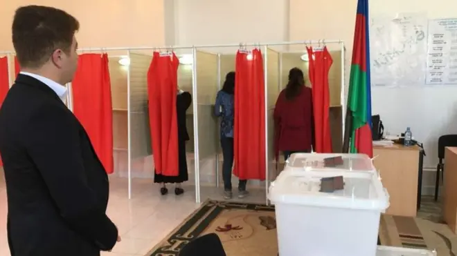 женщины голосуют в Азербайджане