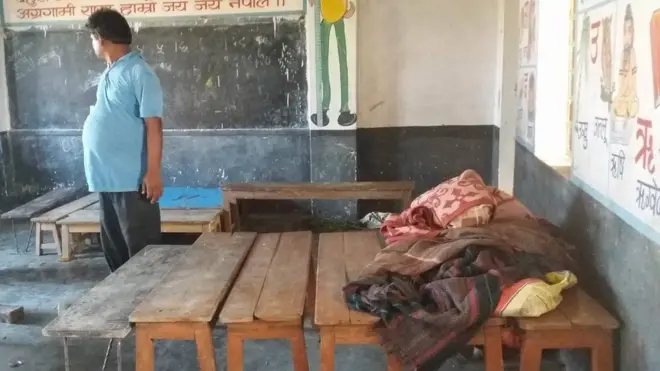 विद्यालयमा बसी रहेका बाढी पीडित