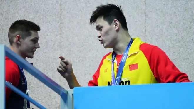 Sun Yang (kanan) terekam menghardik Duncan Scott (kiri): 'Kamu pecundang, saya pemenang!"
