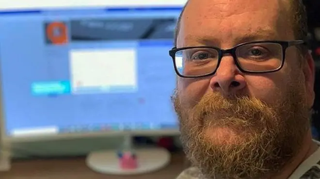 Christopher Blair dice que lo que él hace al escribir noticias falsas en internet es "arte".