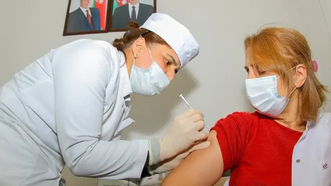 Peyvənd vurduran qadın