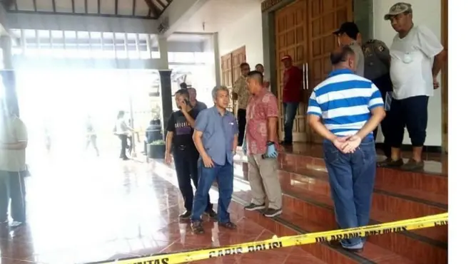 Sebagian kecil jemaat gereja St Lidwina di Sleman, Yogyakarta, memilih bertahan di dalam ruangan utama untuk berusaha bersama-sama melumpuhkan pelaku serangan yang bersenjatakan pedang.