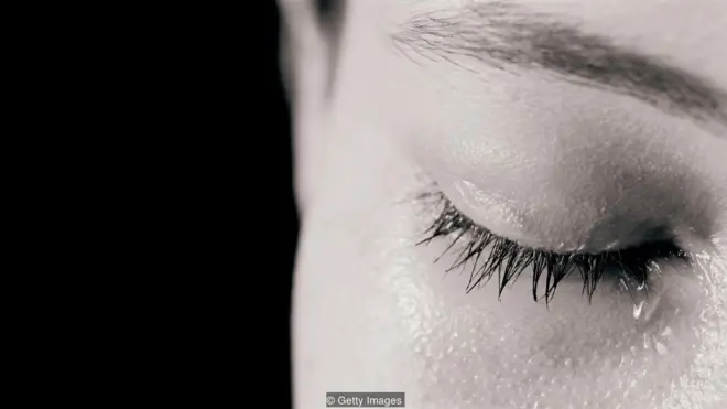 Göz yaşı çökəkliyi damcının üzümüz boyunca aşağı axmasını təmin edir