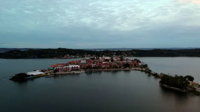 Guatemala reclama más de 11.000 kilómetros cuadrados de territorio, islas y mares.