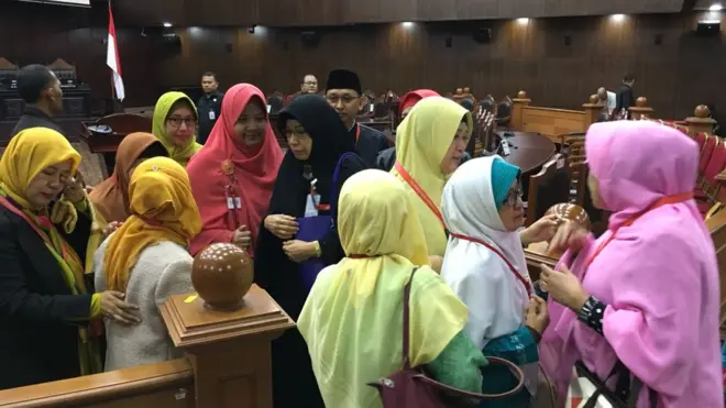 Sebagian pemohon dari AILA tampak menanngis seusai pembacaan putusan MK.