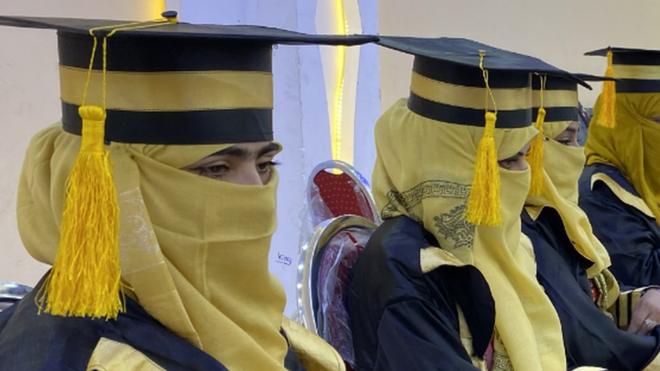 Estudiantes féminas atienden a su ceremonia de graduación en una universidad privada de Afganistán en noviembre de 2021. Las autoridades afganas participaron del encuentro.