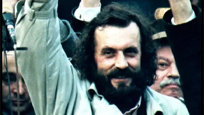 Osnivač i lider SPO-a Vuk Drašković imao je nadimak „kralj trgova" zbog govora na protestima i mitinzima početkom devedesetih godina prošlog veka