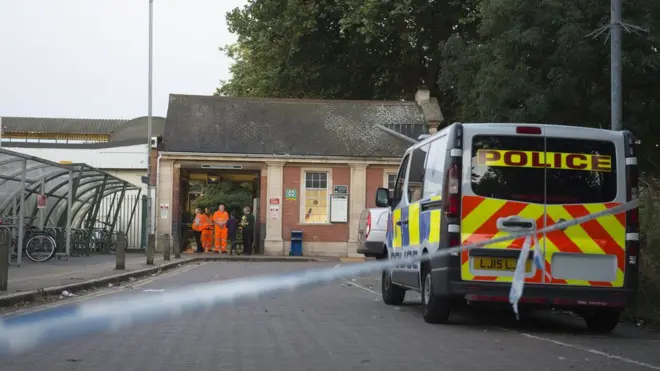 машина полиции у станции