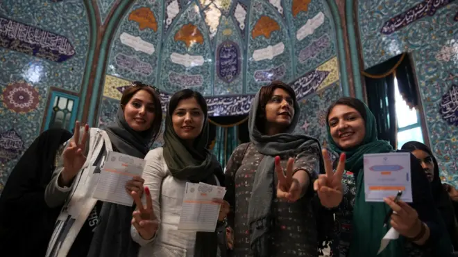 د رایو پر پاڼو ټول نومونه د نارینه نوماندانو دي. د اسلامي جمهوریت په نژدې څلور لسیزې تېر تاریخ کې، هېڅ یوې ښځې ته اجازه نه ده ورکړل شوې چې د ولسمشرۍ لپاره ځان ونوموي.