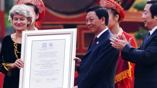 Hà Nội tháng 10/2010: bà Irina Bokova trao cho ông Nguyễn Thế Thảo Bằng Chứng nhận của UNESCO về khu di tích Hoàng thành Thăng Long