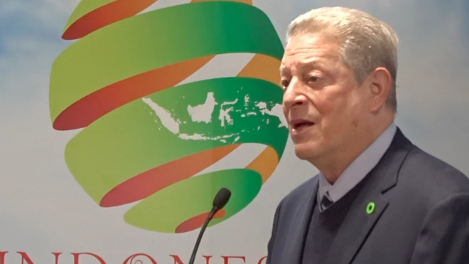 Gore mengatakan akibat pemanasan global, 95% es di Arktik mencair, imbasnya permukaan air laut naik, ribuan pulau di Indonesia termasuk Jakarta terancam tenggelam.