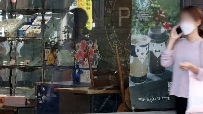 수도권 프랜차이즈 카페에 한정했던 매장 이용 금지 조치를 제과점도 확대 적용하기로 결정했다