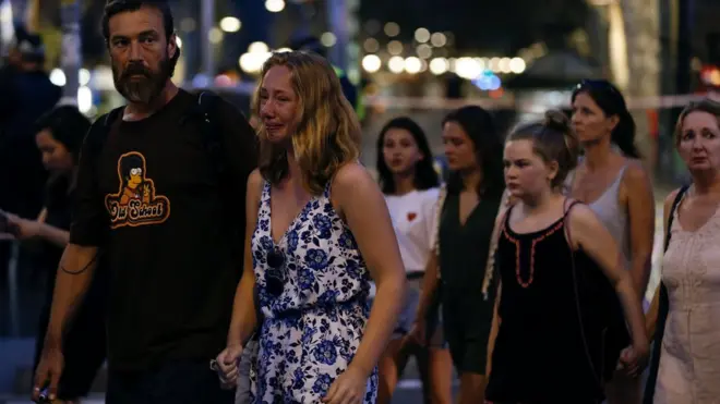 Las Ramblas suelen estar llenas con turistas que las recorren caminando.