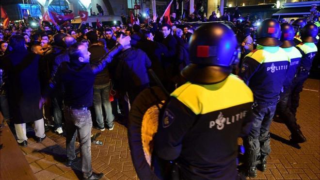 Dutch police/Turkish protesters in Rotterdam, 11 Mar 17