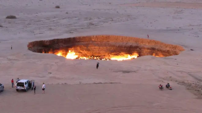 قراقم کے صحرا میں گڑھا جہاں گزشتہ چالیس سال سے آگ لگی ہوئی ہے