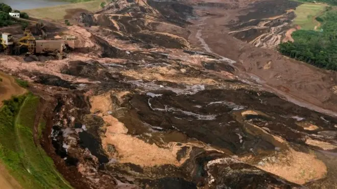 Maji yaliyochanganyikana na matope yalisomba mkahawa wa chakula uliyokuwa na mamia ya wafanyikaziworkers were eating