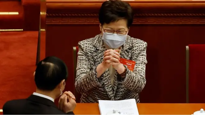 香港特區行政長官林鄭月娥在全國人大代表大會上同與會代表問好