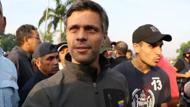 Leopoldo López liberado en Caracas a la espera de la respuesta del gobierno.