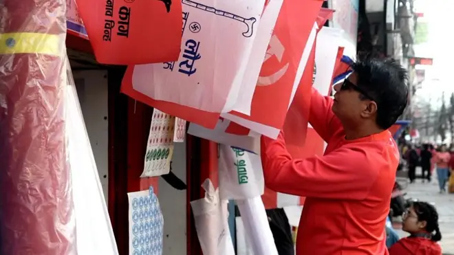 काडमाण्डूको बागबजारमा एकजना झण्डा व्यवसायी।