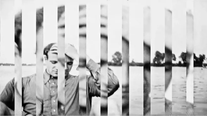 Homme qui se tient la tête