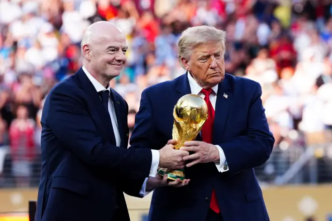 رئيس الاتحاد الدولي لكرة القدم (فيفا) جياني إنفانتينو والرئيس الأمريكي دونالد ترامب