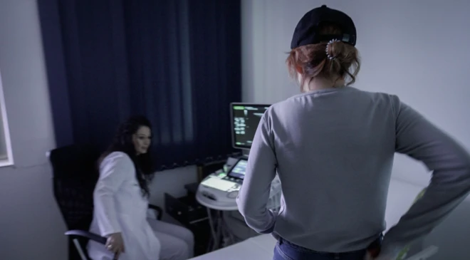 Yüzünü de gizlediğimiz Alina doktor kontrolünden geçiyor