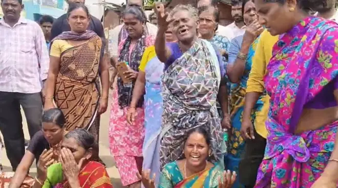 ஹானூர் பகுதியில் மக்கள் சாலை மறியலில் ஈடுபட்டனர். 