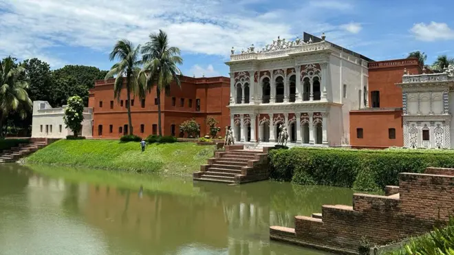  সোনারগাঁয়ে বড় সর্দার বাড়ি