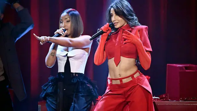 नवंबर 2025 में एक म्यूजिक कंसर्ट में अपना कार्यक्रम पेश करतीं नोरा फतेही (दाएं) - फ़ाइल फ़ोटो