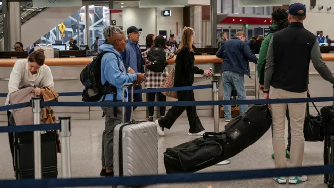 مسافرون يواجهون صعوبات في التنقل الصباحي في مطار هارتسفيلد جاكسون أتلانتا الدولي