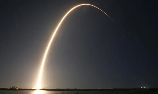 Rokkeettii SpaceX Falcon 9 jedhamu har'a ji'atti bu'uufi