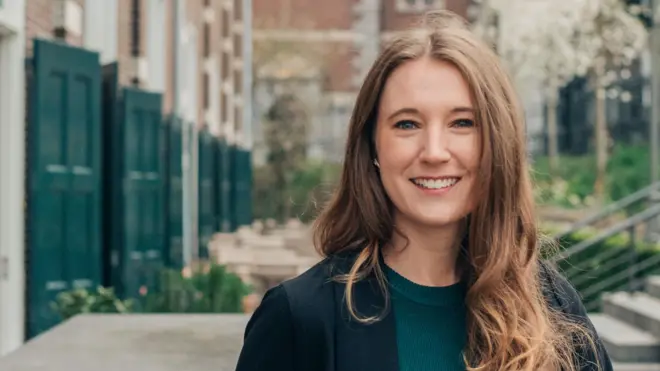 微笑的林賽·拉斯穆森(Lindsay Rasmussen)站在外面