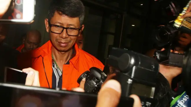 Kepala Lapas Sukamiskin Wahid Husein ditetapkan menjadi tersangka kasus dugaan suap kurang dari 24 jam setelah ditangkap KPK.