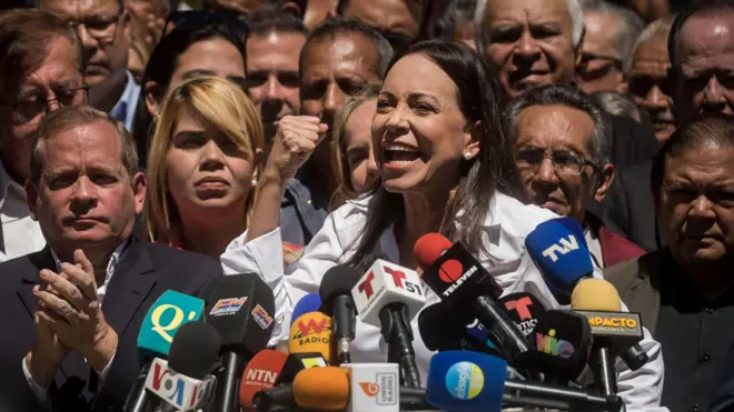 María Corina Machado rodeada de un grupo de dirigentes opositores venezolanos.