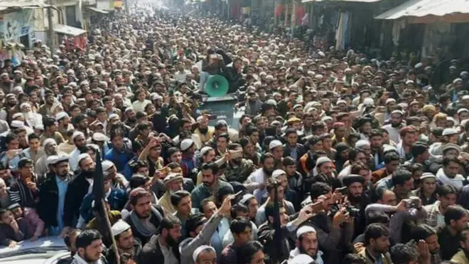 باجوڑ میں ہزاروں نوجوانوں نے کراچی میں نوجوان کی ہلاکت کے خلاف مظاہرہ کیا