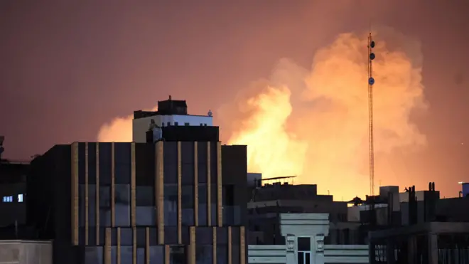 Fumaça saindo atrás de prédios após uma explosão no segundo dia consecutivo de ataques dos EUA e de Israel, em Teerã.