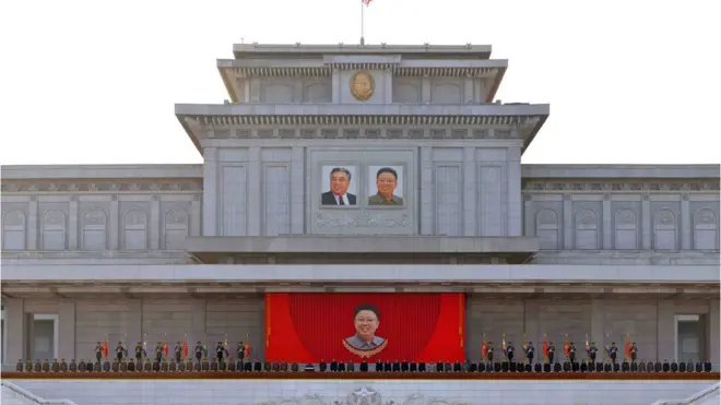 朝鮮平壤12月17日舉行活動，紀念前領導人金正日去世五週年。現任朝鮮領導人金正恩正因多次導彈及核武器試驗面臨聯合國安理會最嚴厲的制裁。