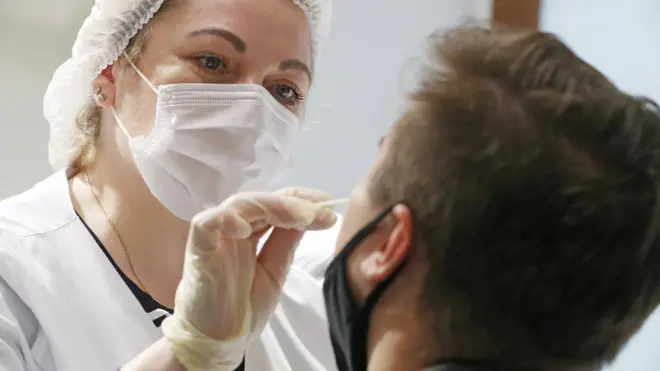 Врач берёт экспресс-тест на ковид