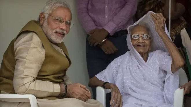 मोदी अपनी मां के साथ