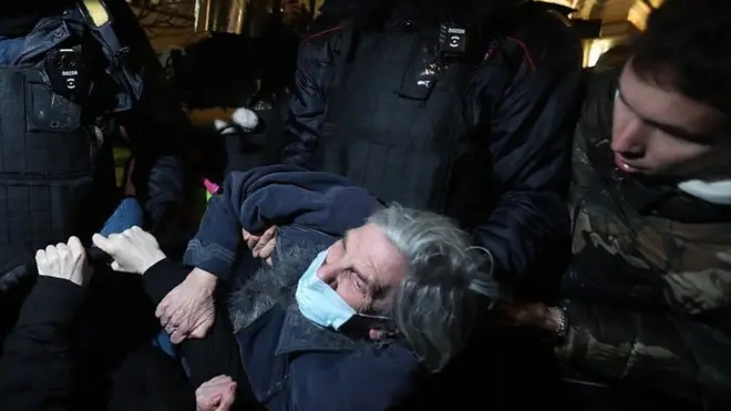 اعتقلت الشرطة الروسية مئات المتظاهرين في الاحتجاجات التي خرجت في مدن روسية متفرقة من بينها سان بطرسبرغ وموسكو.