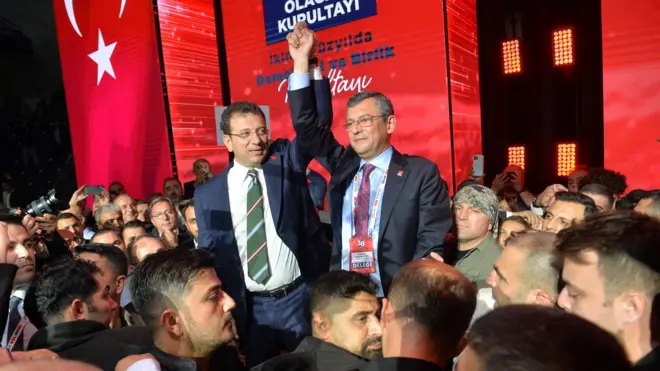 Özgür Özel, CHP'nin 38. Olağan Kurultayı'nda ikinci turda 812 oyla partinin 8. genel başkanı seçilmişti