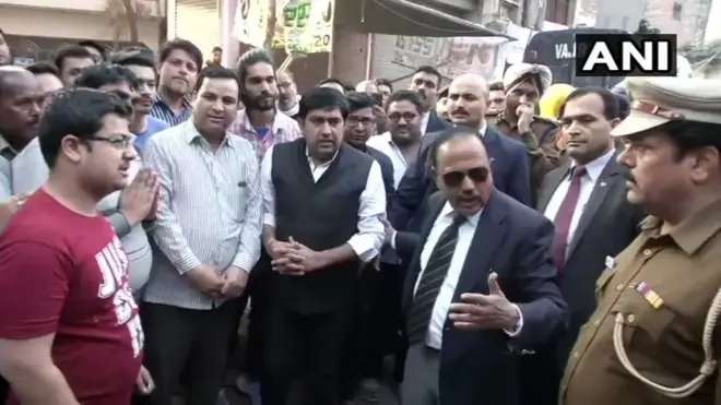 26 फरवरी की शाम दिल्ली की सड़कों पर दौरे के वक्त अजीत डोभाल