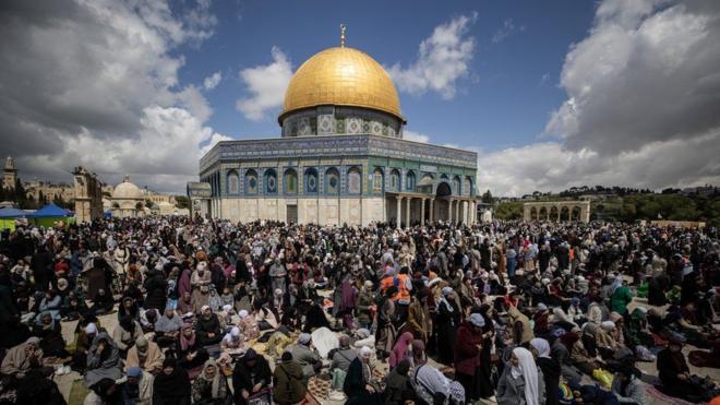 رمضان کے مقدس مہینے کے اختتام پر دنیا کے مختلف ممالک میں مسلمان آج عید الفطر منا رہے ہیں۔ تاہم اس برس غزہ میں جاری جنگ میں خاص طور پر فلسطینی علاقوں میں عید کی خوشیاں ماند پڑ گئی ہیں۔ 
