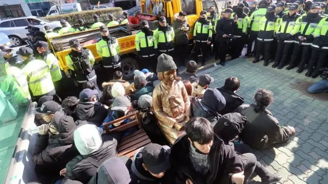 Para aktivis di Korea Selatan meletakan patung 'budak seks' di luar konsulat Jepang di Busan tanggal 28 Desember.